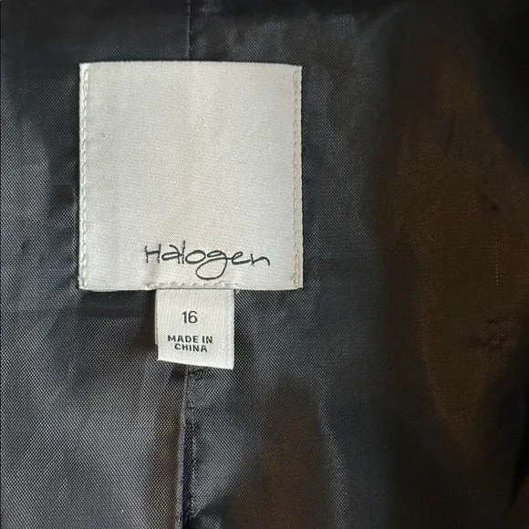 Halogen cropped three button black blazer jacket - Picture 3 of 10